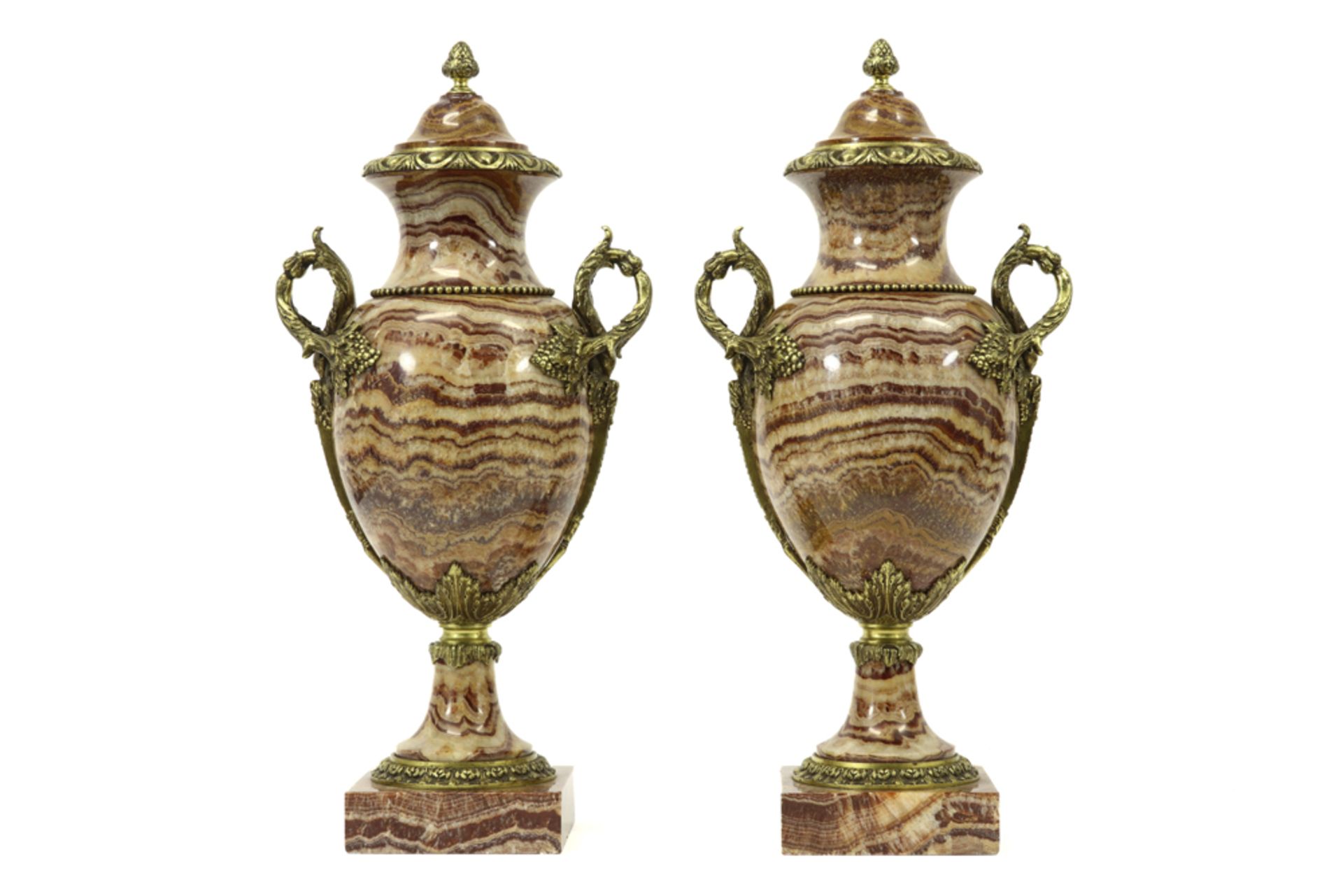 pair of antique neoclassical lidded vases in red marble and gilded bronze || Paar antieke