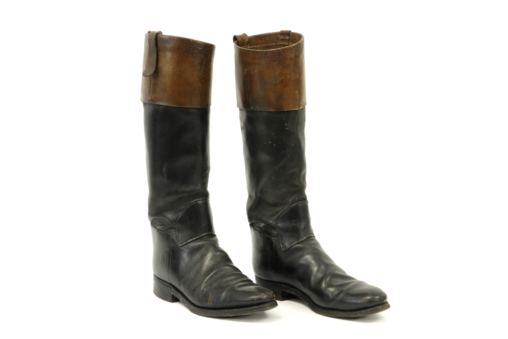 two pairs of leather boots, one pair with wooden last || Twee paar lederen rijglaarzen, één paar met - Image 4 of 5