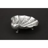 small shell shaped bowl in silver || Schaaltje in massief zilver in een schelpvorm - diameter : ca