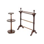 two antique English mahogany pieces of occasional furniture || Lot van twee antieke Engelse