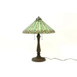 Tiffany style lamp with bronze base and glass-in-lead shade || Lamp in Tiffany-stijl met voet in