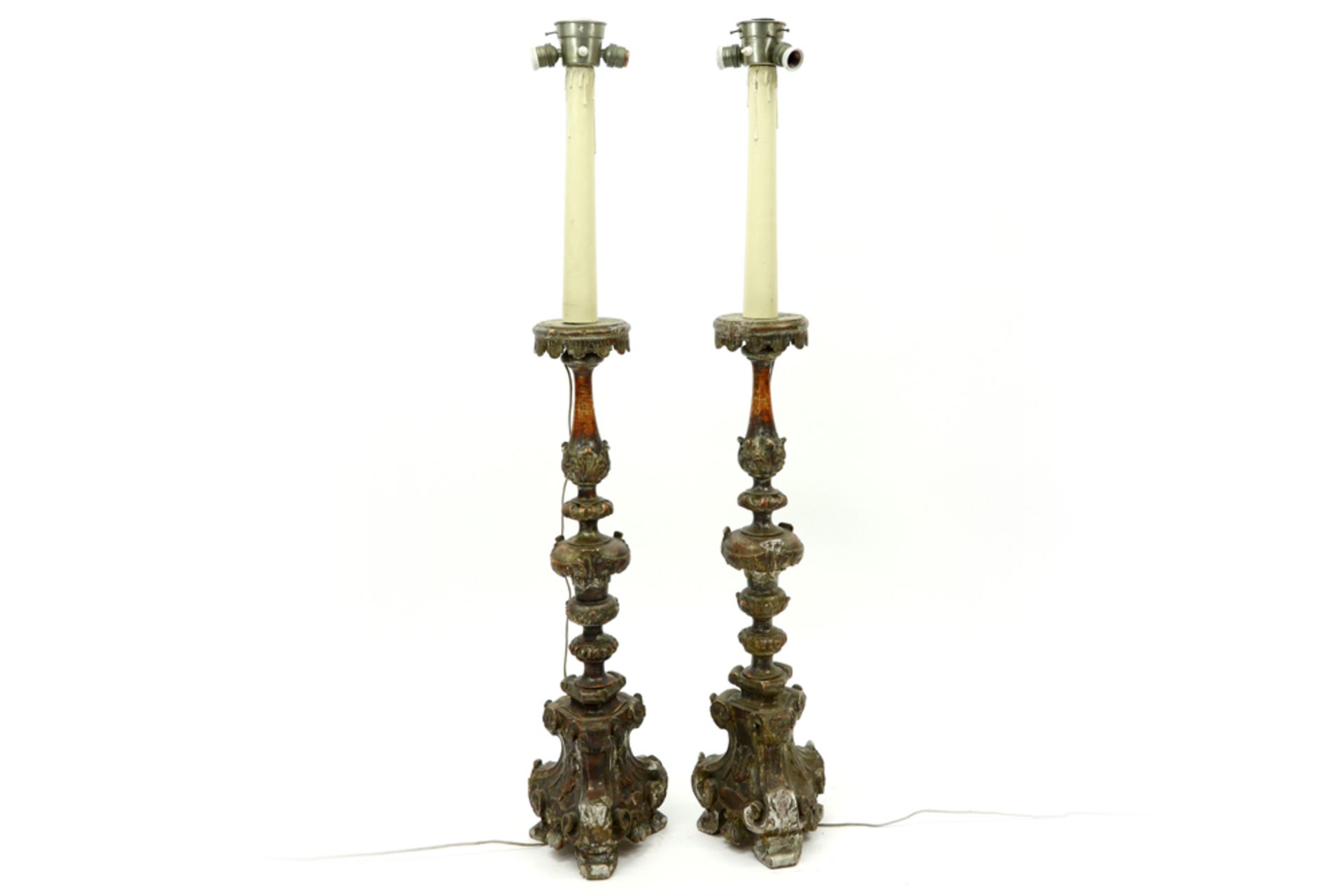 pair of antique baroque style candlesticks in sculpted and polychromed wood, made into lamps || Paar - Image 2 of 2