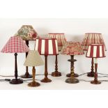 8 lamps with a base in mahogany each with its shade || Lot van 9 schemerlampen telkens met een