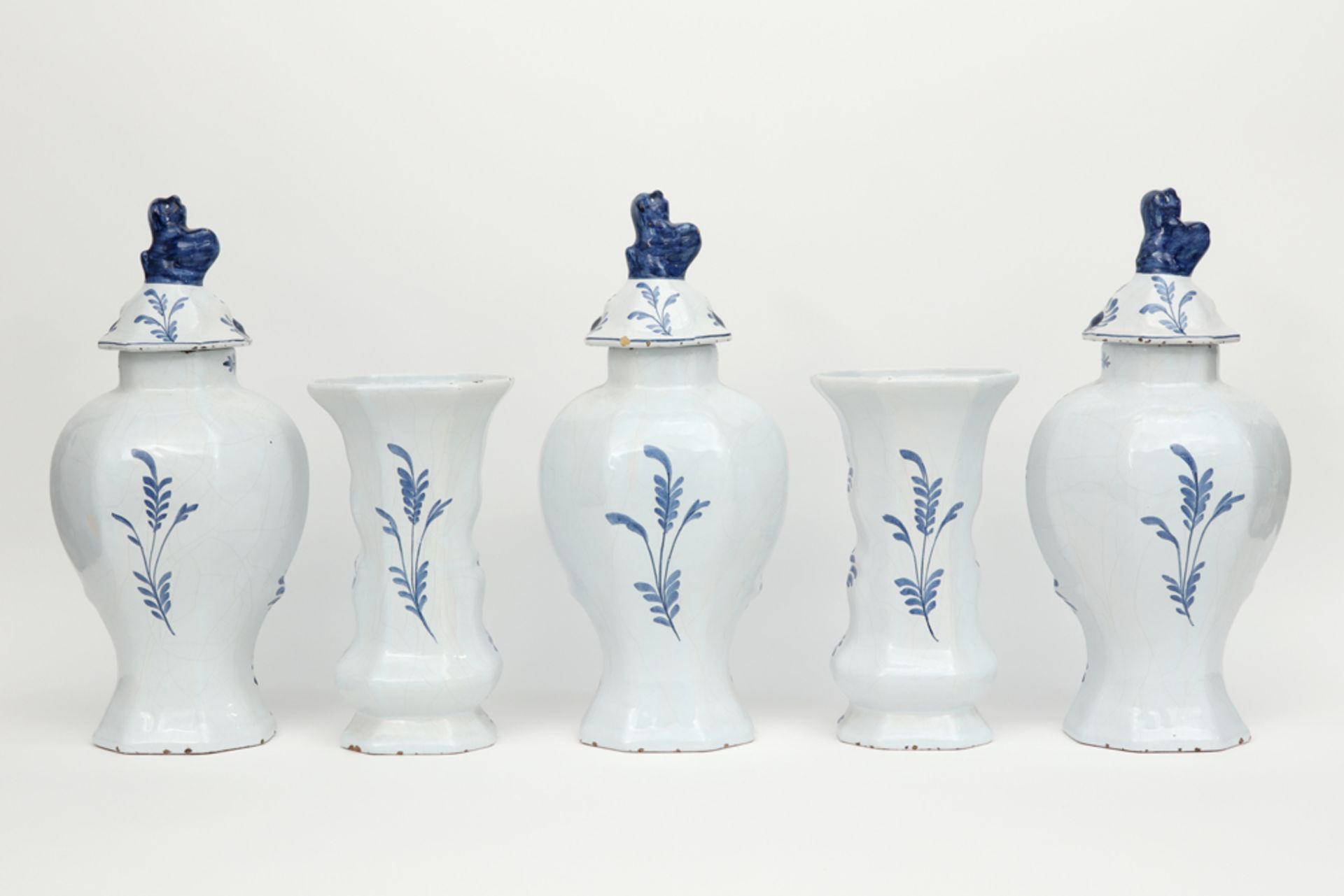 antique garniture in MP marked ceramic from Delft with a blue-white decor || Antiek vijfdelig - Image 2 of 3