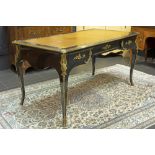 antique Louis XV style desk in black lacquered wood with mountings in brass and bronze || Antieke