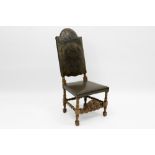 17th Cent. Spanish chair in walnut with upholstery in Cordoban leather || Zeventiende eeuwse Spaanse