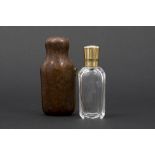 antique perfume bottle in crystal and yellow gold (14 carat) - with its leather case || Antieke