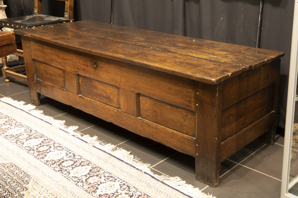 18th Cent. chest in fruitwood with nice patina || Mooie achttiende eeuwse sobere koffer in fruithout - Image 2 of 3