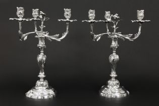 pair of Louis XV style silverplated candelabras || CF paar tafelkandelaars met Lodewijk XV-vorm en