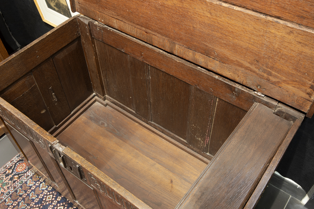 17th/18th Cent. English Renaissance style chest in oak bought from Axel Vervoordt || Zeventiende/ - Image 3 of 3