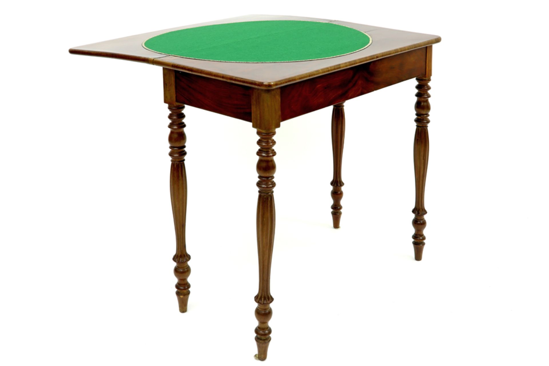 19th Cent. games-table with four fluted legs in mahogany || Negentiende eeuwse speeltafel in