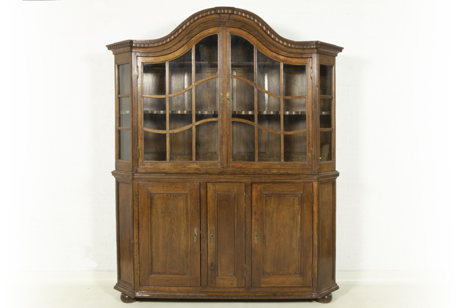 18th Cent. German oak armoire || Achttiende eeuwse Duitse tweedeurskast in eik met twee deuren en