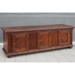 18th Cent. German oak sideboard || Achttiende eeuwse Duitse dressoir in eik met drie deuren