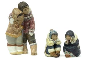 three Inuit child figures in Lladro marked ceramic || Lot van drie bibelotsculpturen in keramiek