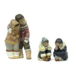 three Inuit child figures in Lladro marked ceramic || Lot van drie bibelotsculpturen in keramiek