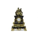 19th Cent. clock in black marble and gilded bronze || Negentiende eeuwse klok in zwarte marmer en