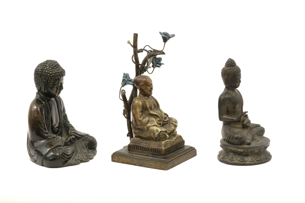 three Buddha figures || Lot met drie Boeddha-figuren - Image 2 of 3