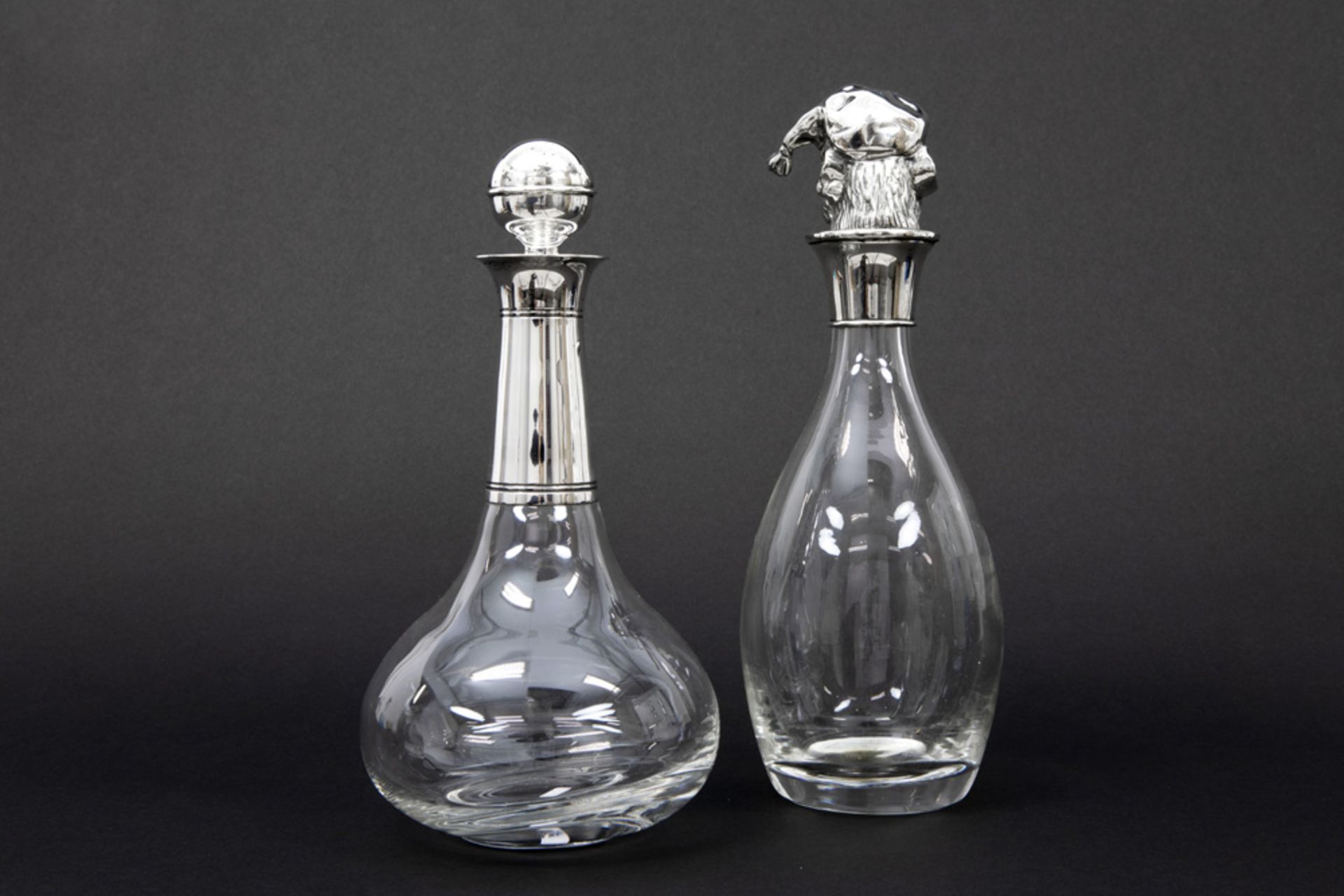 two decanters/claret jugs in glass, one 'novelty' with a monkey's head || Lot van twee karaffen in - Image 2 of 3