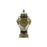19th Cent. neoclassical clock in Sèvres porcelain with mounting in gilded bronze || Negentiende