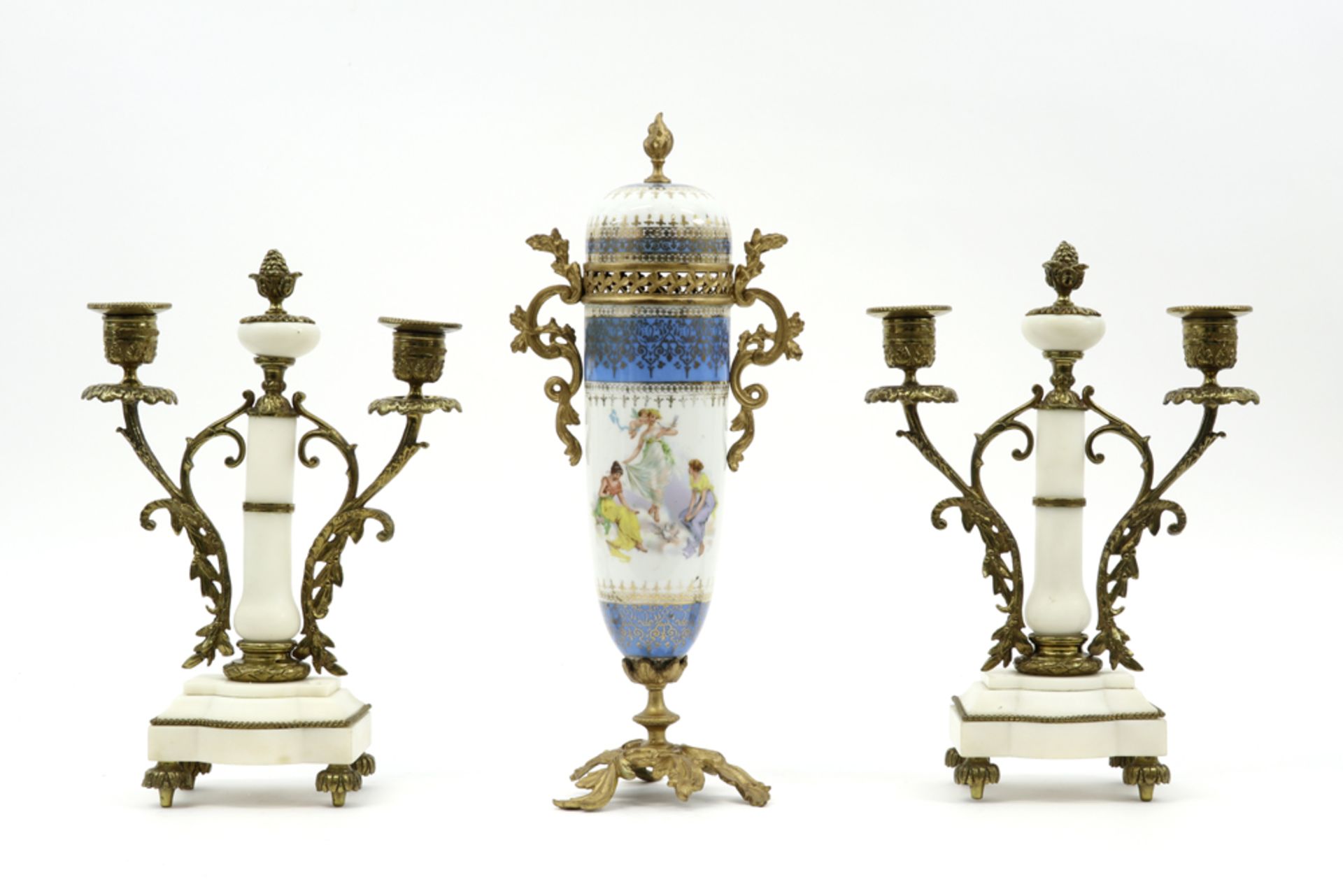 pair of candlesticks in marble and bronze and an antique Viennese porcelain vase || Lot (3) met - Image 2 of 2