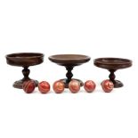 three antique English mahogany tazza || Lot van drie antieke Engelse tazza's in handgedraaide acajou