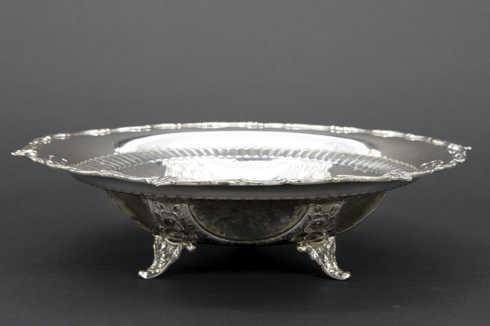 dish in marked silver || Art Deco-schaal met gekartelde rand en op pootjes in massief zilver, - Image 3 of 4