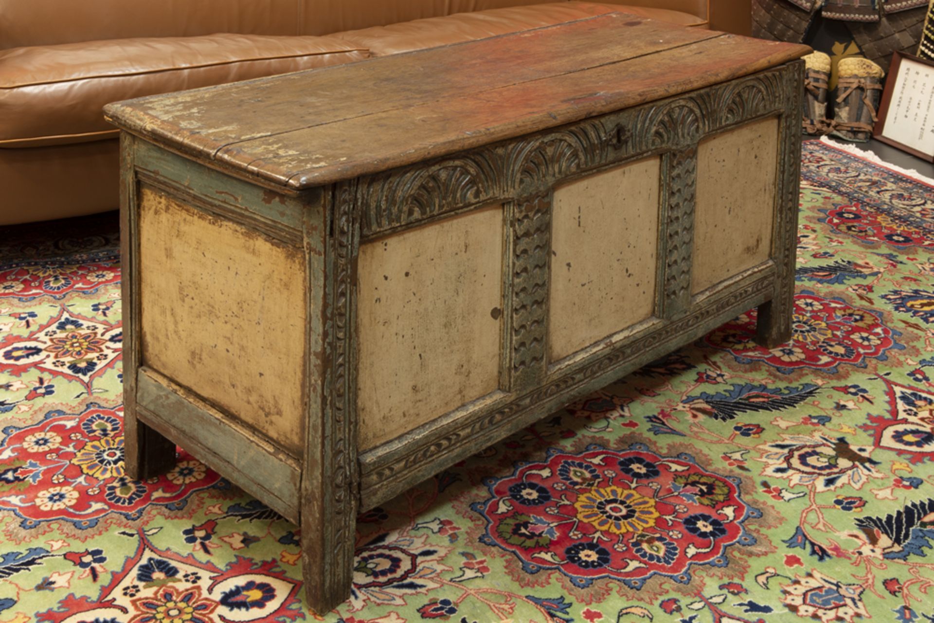 18th Cent. English chest in oak with later polychromy || Achttiende eeuwse Engelse koffer in later