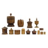 collection of old and antique lidded boxes in wood || Collectie antieke en oude gedekselde dozen