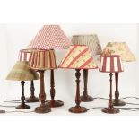 8 lamps with a base in mahogany each with its shade || Lot van 8 schemerlampen telkens met een