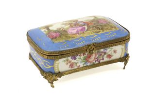 French lidded box in Sèvres marked porcelain with gilded mountings || Gedekselde doos in gemerkt "