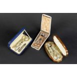 three antique sewing sets in silver with their case || Lot van drie antieke naaietuis met