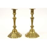 pair of Louis XIV style candlesticks from about 1700 in brass || Paar Lodewijk XIV-kandelaars van