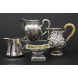 4 pieces of marked silver : four milkjugs and a salt cellar (vermeil) || Lot (4) gemerkt massief