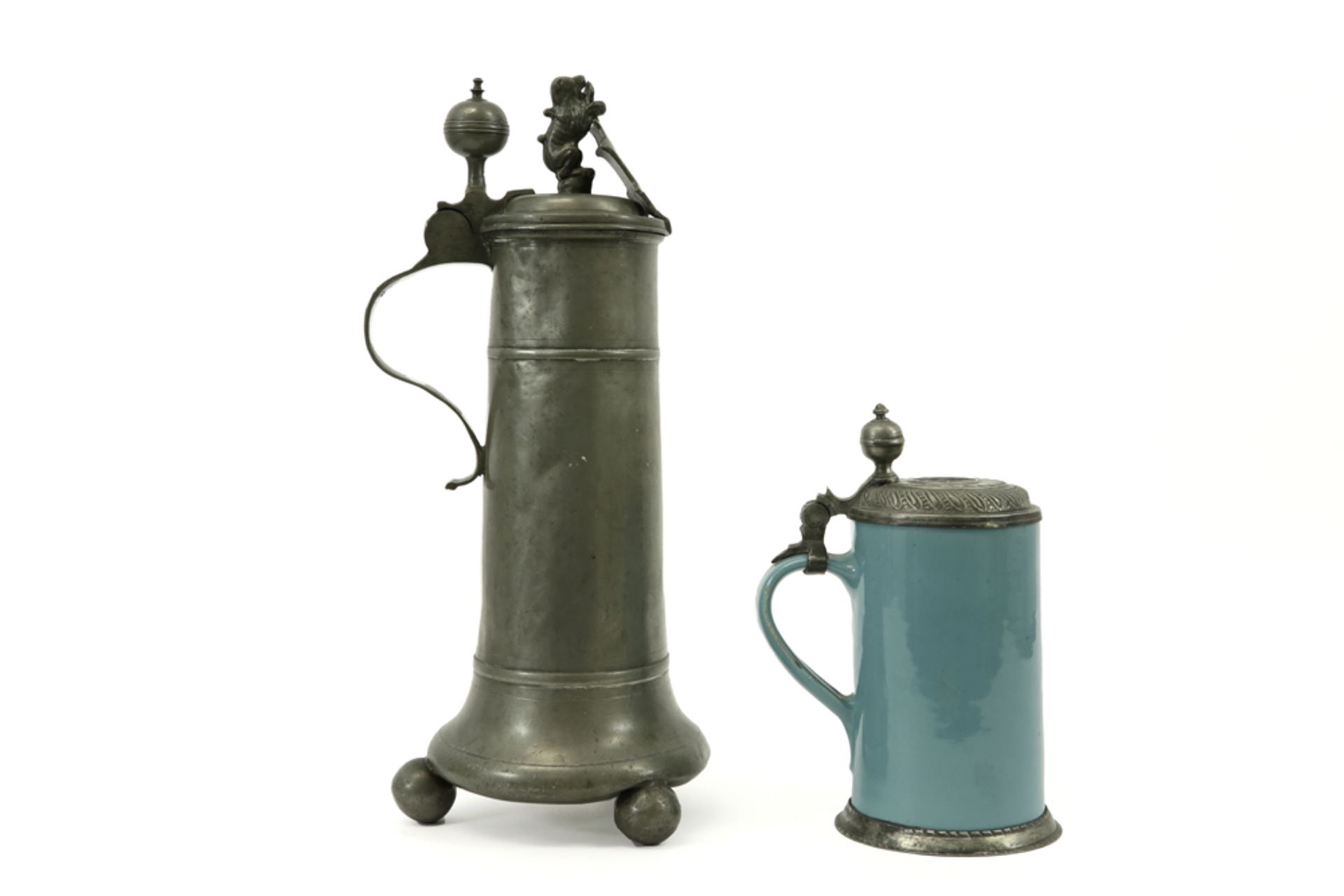 18th Cent. guild tankard in pewter and a beer jug in glazed ceramic and pewter || Lot (2) van een