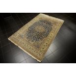 finely knotted Persian Nain in wool and silk || Fijngeknoopte Perzische Nain in wol en zijde met een