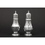 pair of English casters in marked silver || ERNEST W HAYWOOD & WAKELY & WHEELER? paar strooiers in