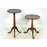 two English occasional tables with round top in mahogany - one is 19th Cent. || Lot van twee Engelse