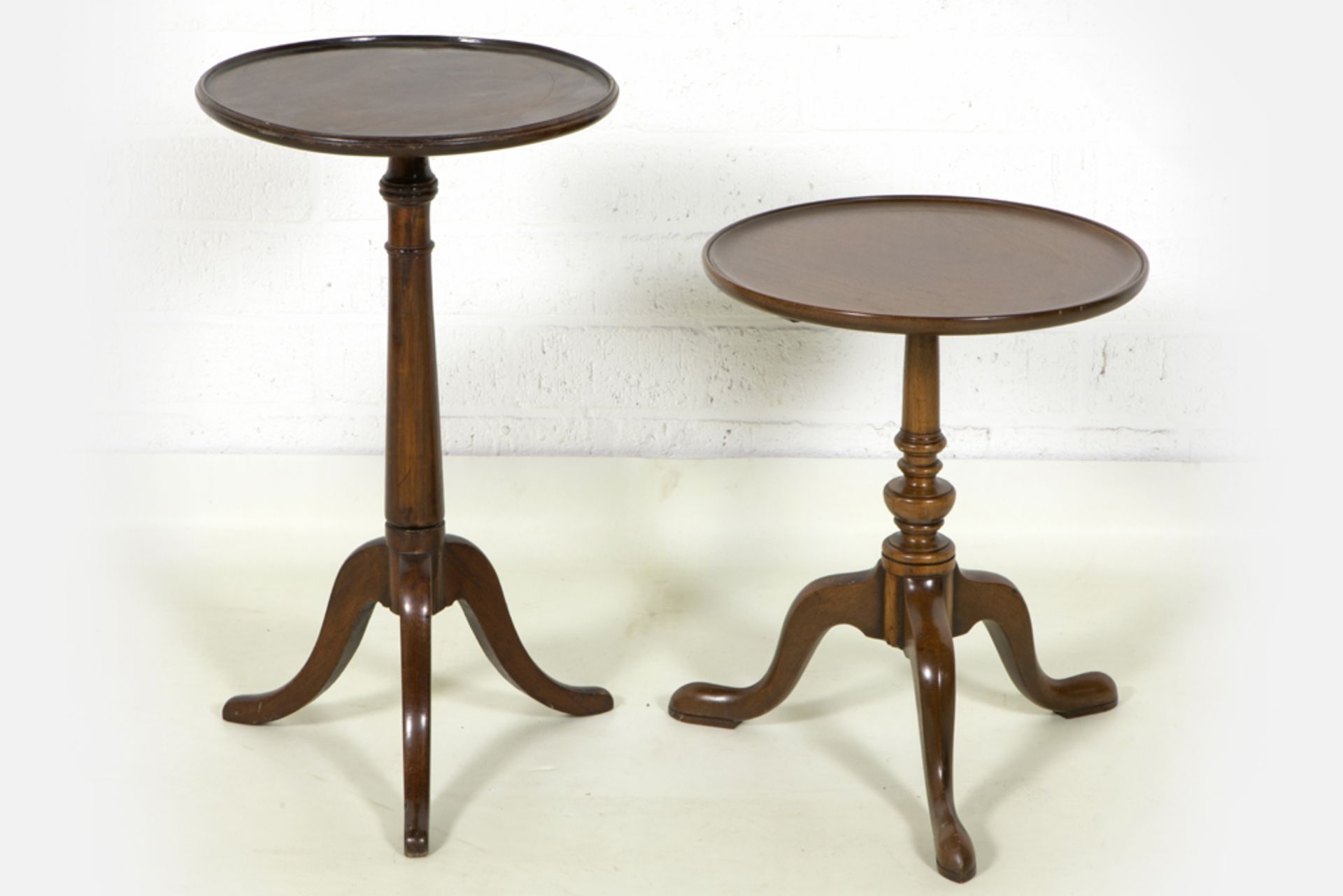 two English occasional tables with round top in mahogany - one is 19th Cent. || Lot van twee Engelse