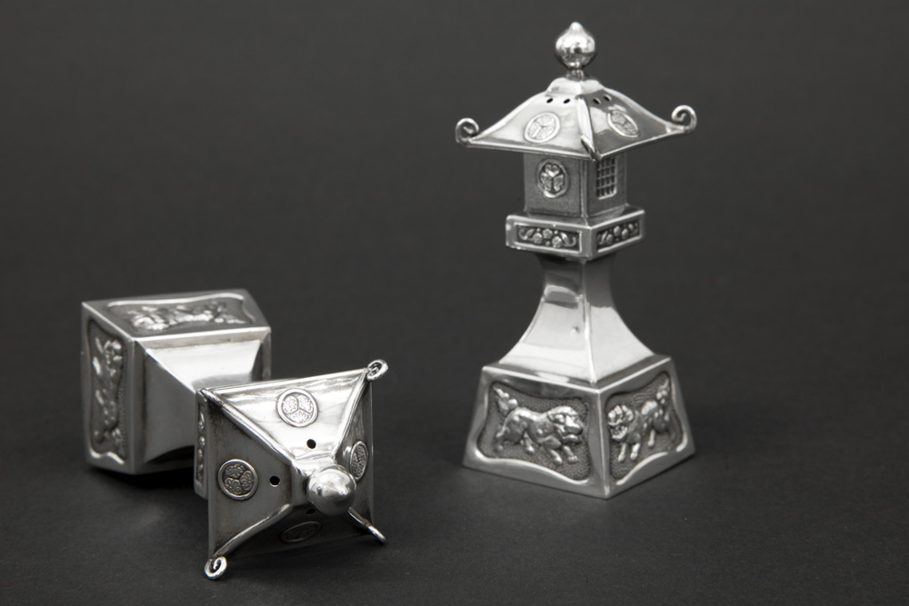 pair of maybe Chinese pagode-shaped salts in marked sterling silver || Paar Chinese (?) - Image 2 of 3