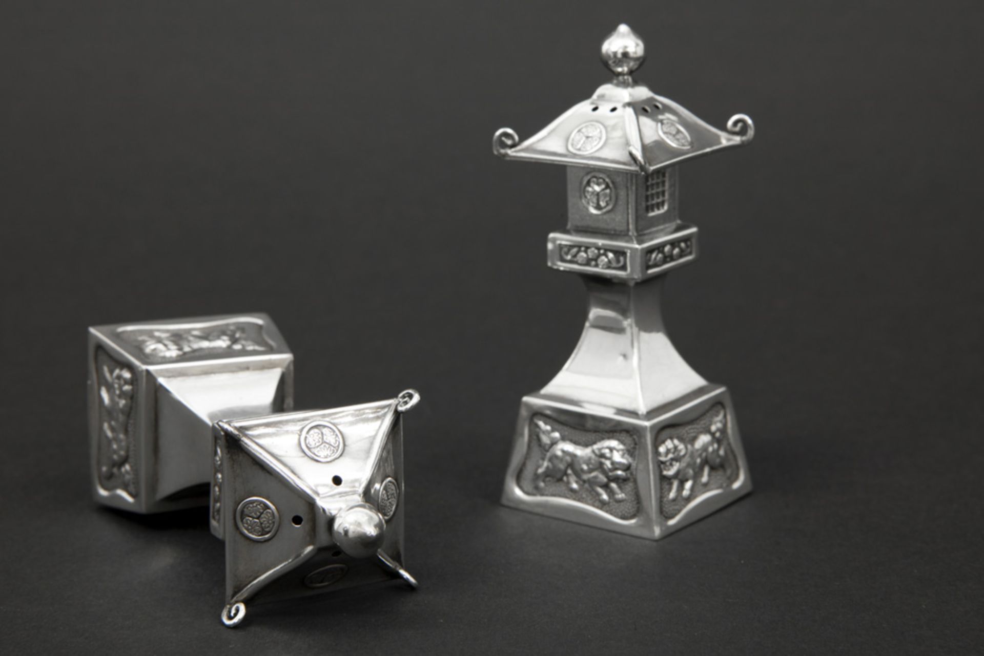 pair of maybe Chinese pagode-shaped salts in marked sterling silver || Paar Chinese (?) - Bild 2 aus 3