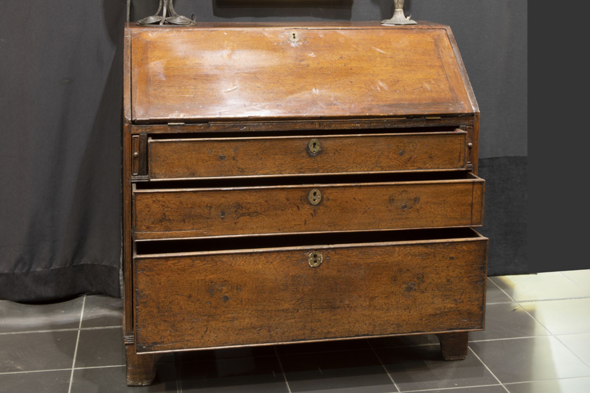 18th Cent. English Georgian bureau in oak bought from A. Vervoordt || Achttiende eeuwse Georgian - Image 3 of 3