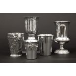 4 cups and a small vase in marked silver || Lot (5) gemerkt massief zilver met een gewicht van 437