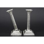 pair of neoclassical candlesticks in marked silver || Paar 'antieke' neoclassicistische kandelaars