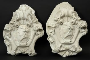 pair of plaster bas reliefs || Paar cartouchevormige bas-reliëfs in gips met vrouwenprofiel - ca