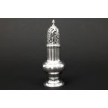 18th Cent. English caster in marked maybe Thomas Justins signed silver || Achttiende eeuwse strooier