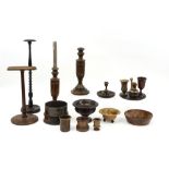 collection of old and antique pieces of wood amongst which casters and candlesticks || Lot antiek en