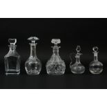 five decanters/claret jugs in crystalglass || Lot van vijf karaffen in kleurloos kristal(glas)