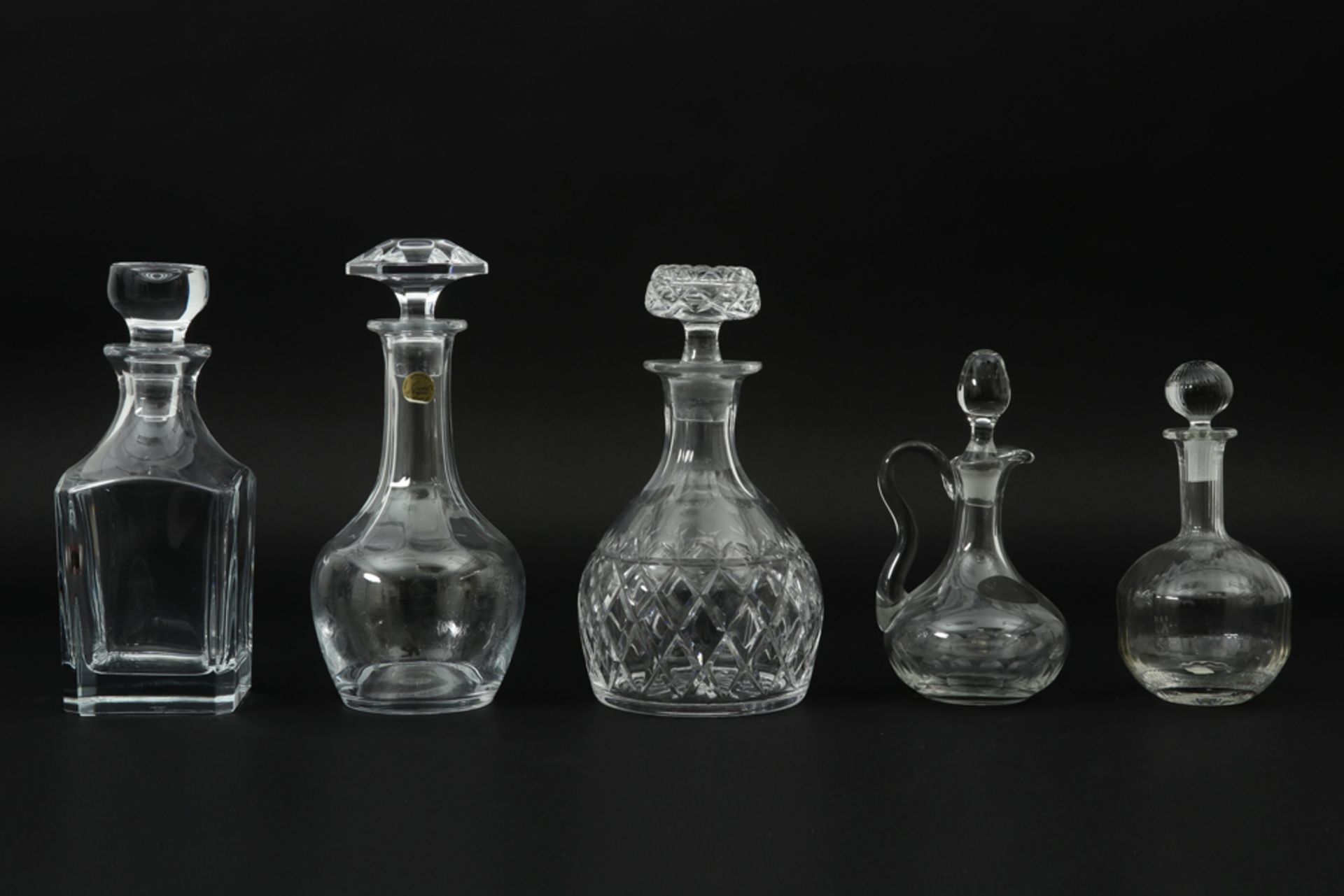 five decanters/claret jugs in crystalglass || Lot van vijf karaffen in kleurloos kristal(glas)