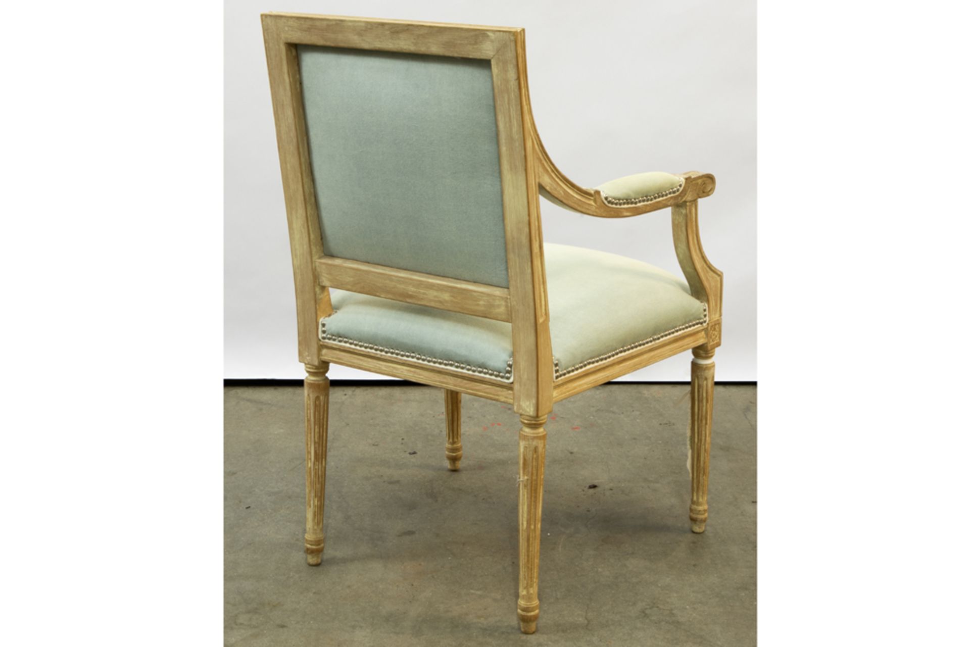 Louis XVI style armchair in cerused wood || Armstoel in Lodewijk XVI-stijl in geceruseerd hout - Image 2 of 2