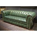 vintage Chesterfield green leather settee || Vintage Chesterfield-driezit in groen leder